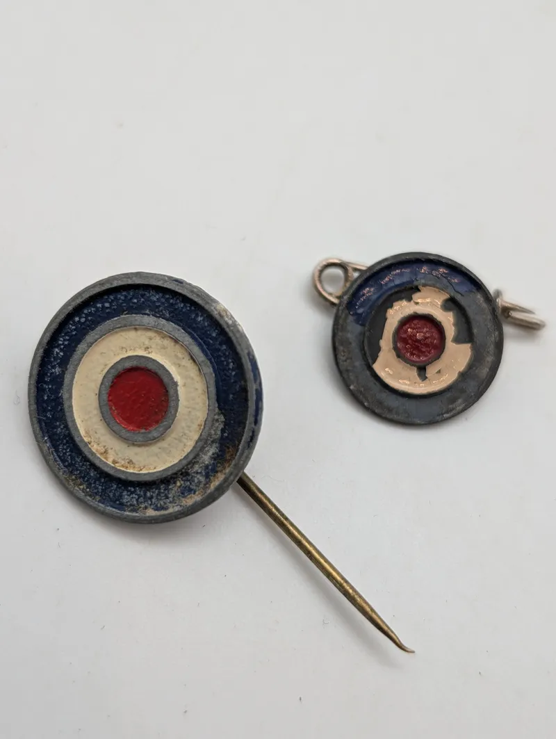 To vintage emaljerede RAF Roundel pins Dansk WW2 