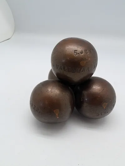 Antikke Petanquekugler i Bronze med Indgraveringer, 4 stk.