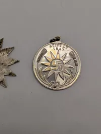 Samling af tre vintage Carlsberg-medaljer og emblemer Soltegn