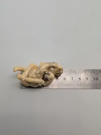 Japansk Shunga Netsuke i udskåret ben forestillende elskende par