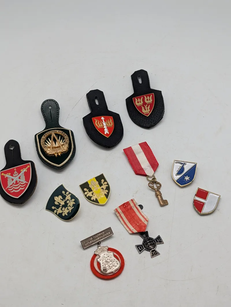 Samling af danske militære og civile emblemer, ordener og pins