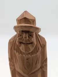 Håndskåret træfigur af skægget mand med hat