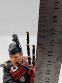 Skotsk Sækkepibespiller Figur i Traditionel Kilt
