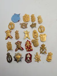 Samling af danske militære emblemer og korpsmærker i metal
