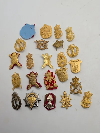 Samling af danske militære emblemer og korpsmærker i metal