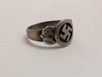 Dansk D.N.S.A.P.  sølvring med hagekors og egeløv i etui, original 