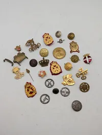 Samling af danske militære emblemer, knapper og distinktioner