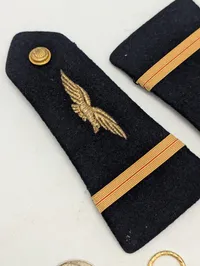 Samling af militære og civile ordener, epauletter og emblemer