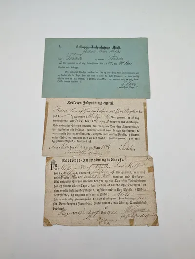 Tre antikke Koekoppe-Indpodnings-Attester (1822, 1846, 1888)