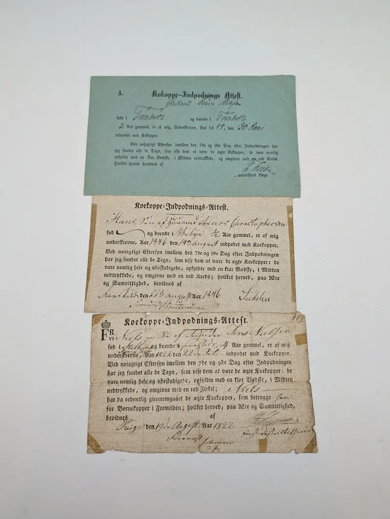 Tre antikke Koekoppe-Indpodnings-Attester (1822, 1846, 1888)