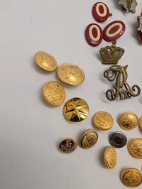 Samling af danske militære emblemer, knapper og distinktioner LG mm. 