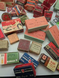 Stor samling af antikke og vintage ammunitionsæsker fra diverse producenter Tomme 