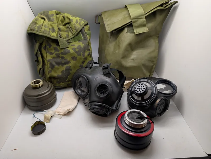 Dansk Forsvar M/84 og M/69 Gasmaskesæt med Tasker og Filtre