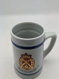 Infanteriskolen stentøjskrus med militært emblem