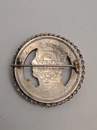 Latvijas Republika 5 Lati Sølvmønt Broche