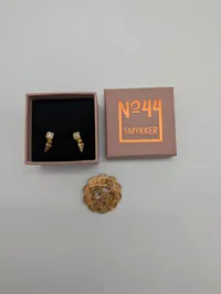 No. 44 Smykker Gold-Tone Stud Earrings and Filigree Brooch Set