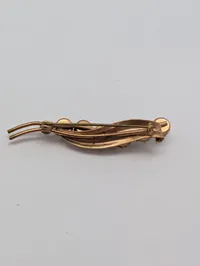 Vintage broche i guldtonet metal med seks facetslebne krystaller