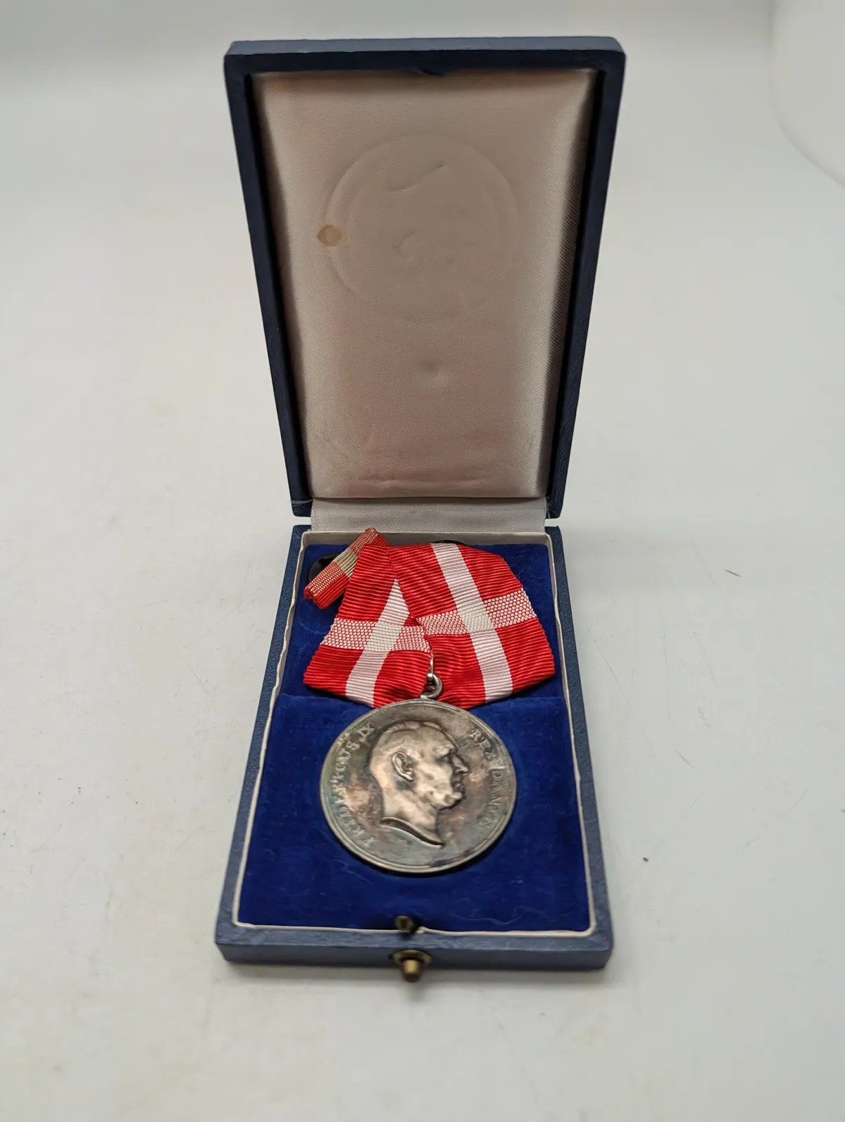 Dansk Belønningsmedalje i sølv, Frederik IX, med original æske