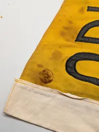 Vintage gul vimpel med teksten UDRYKNING