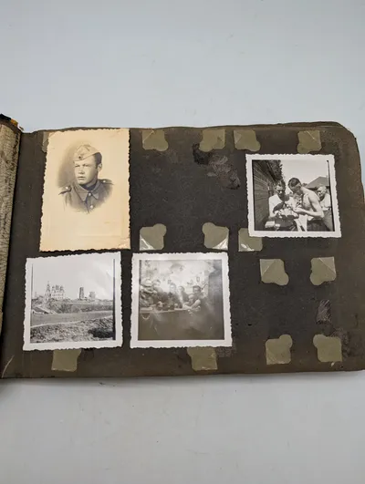 Tysk fotoalbum fra 2. verdenskrig med soldaterportrætter og hverdagsscener, Kroatisk 