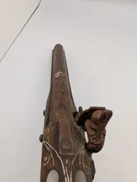 Osmannisk flintlåspistol med perlemorsindlæg og messingbeslag, Dekoration.