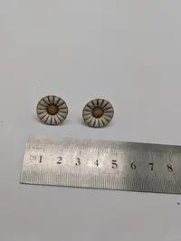 Georg Jensen Daisy Ørestikker i Forgyldt Sølv med Hvid Emalje