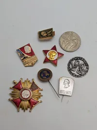 Samling af sovjetiske og polske militære ordener og emblemer