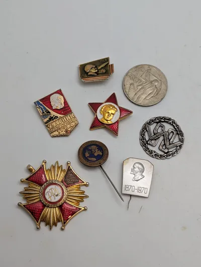 Samling af sovjetiske og polske militære ordener og emblemer