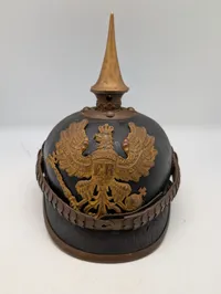 Preussisk Pickelhaube Model 1895 med messingbeslag og ørn