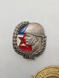 Samling af Jugoslaviske Militære JNA Medaljer og Emblemer