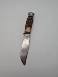 Vintage jagtkniv med hjortetaksgreb og læderskede