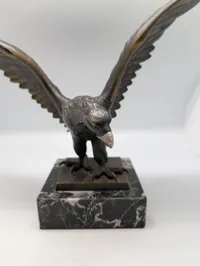 Tysk patriotisk Bronzeørn på marmorsokkel, klassisk skulptur