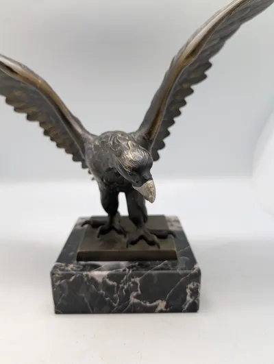 Tysk patriotisk Bronzeørn på marmorsokkel, klassisk skulptur