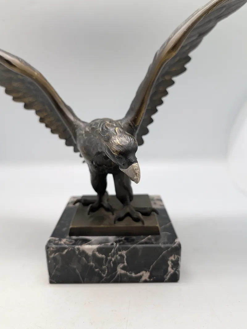 Tysk patriotisk Bronzeørn på marmorsokkel, klassisk skulptur