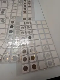 Samling af diverse mønter i albumark