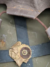 Belgisk M1949 Brodie-type militærhjelm med flagmærkat