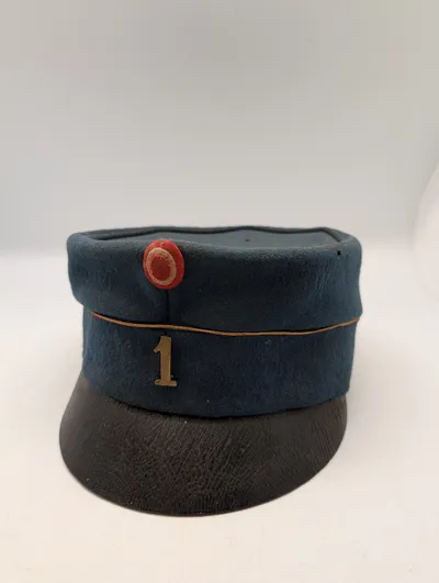 Dansk militær kepi med regimentsnummer 1