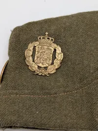 Dansk militær skråhue med rigsvåben-emblem
