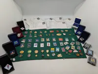 Samling af danske Julemærke-pins og emaljeemblemer
