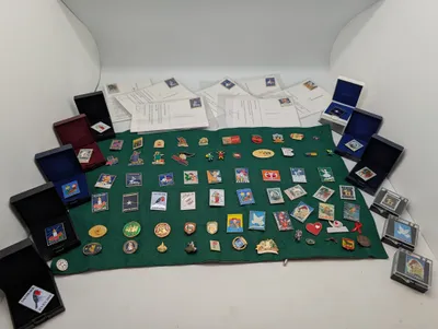 Samling af danske Julemærke-pins og emaljeemblemer