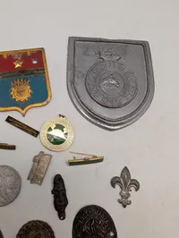 Samling af vintage emblemer, mønter og medaljer