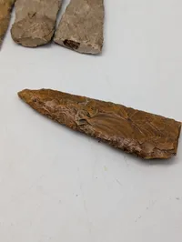 Samling af 10 forhistoriske flinteredskaber og flækker