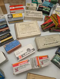 Stor samling af vintage ammunitions æsker tomme  fra diverse producenter