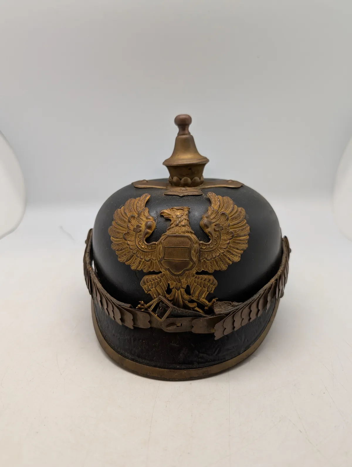 Pickelhaube hjelm med messingørn og hagerem