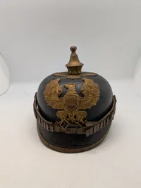  Pickelhaube hjelm med messingørn og hagerem