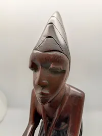 Håndskåret afrikansk træfigur af kriger med tromme og spyd