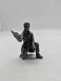 Støbt tinfigur af knælende soldat i historisk uniform