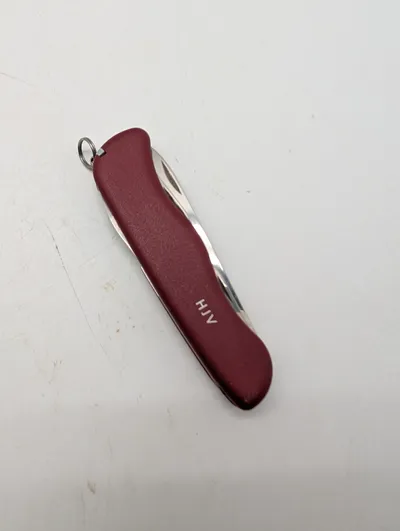 Victorinox lommekniv med rødt skæfte og HJV-indgravering