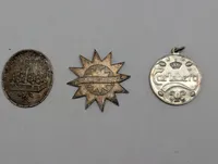 Samling af tre vintage Carlsberg-medaljer og emblemer Soltegn