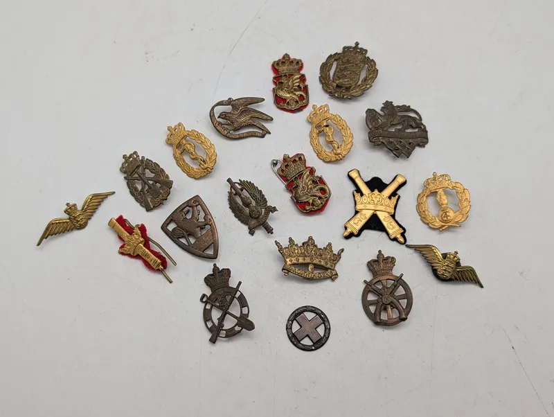 Samling af danske militære emblemer 